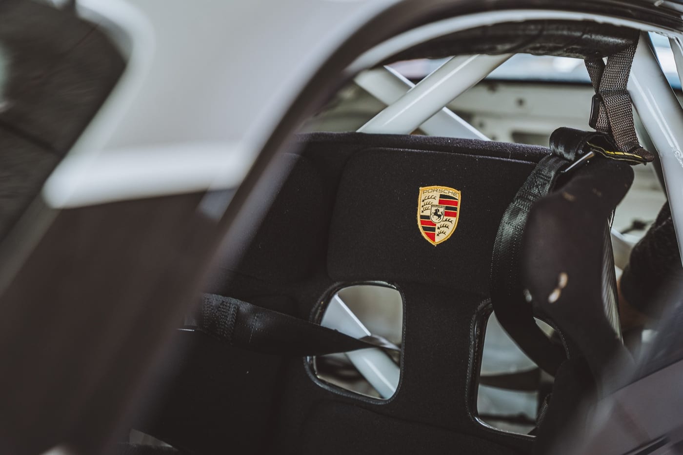 Interior desnudo del 991 Cup, con la jaula, el asiento y el escudo Porsche