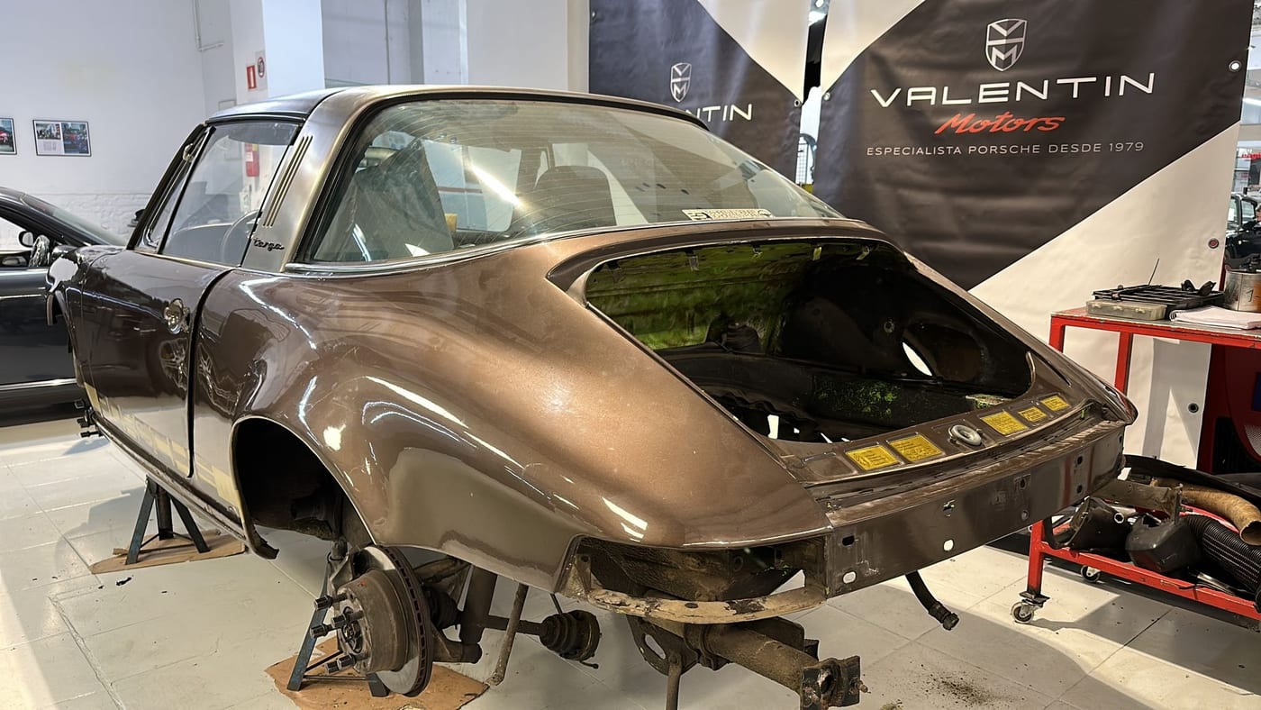 Trois quarts arrière de la caisse de la Targa 2.7 S, sans arceau ni vitrage