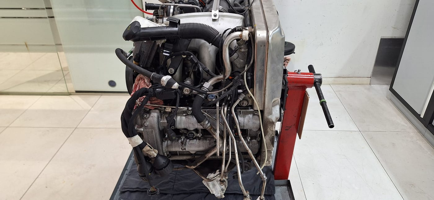 El motor del 997.1 Turbo muntat al cavallet, amb el cablejat encara sense retirar