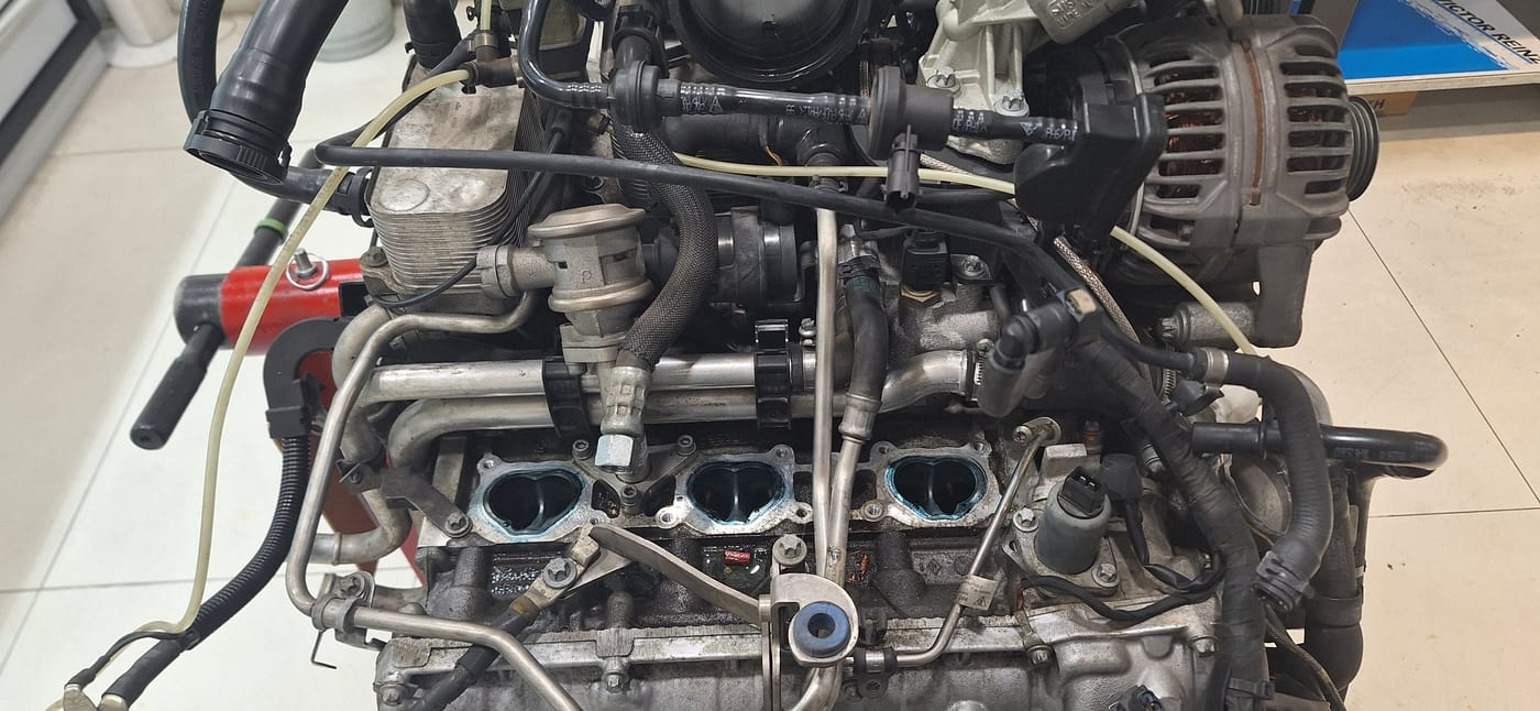 Col·lectors d'admissió oberts al 997.1 Turbo, amb els injectors accessibles