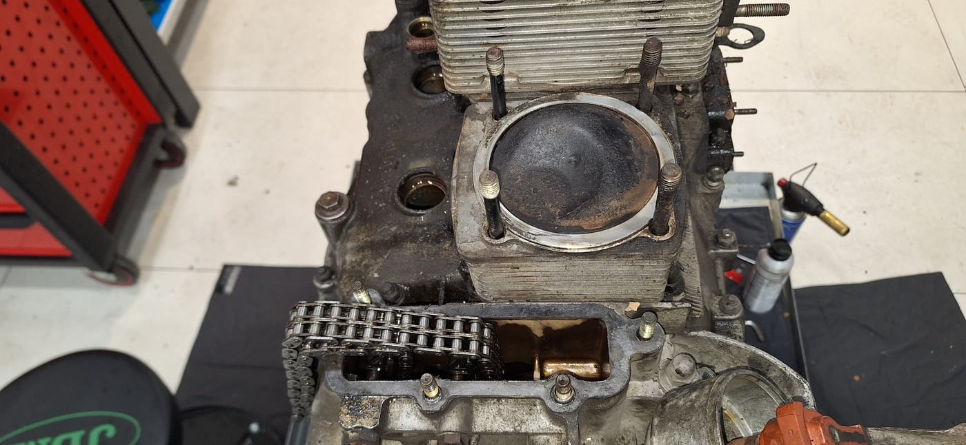 El bloque del 3.2 serie G con un cilindro y la cadena a la vista