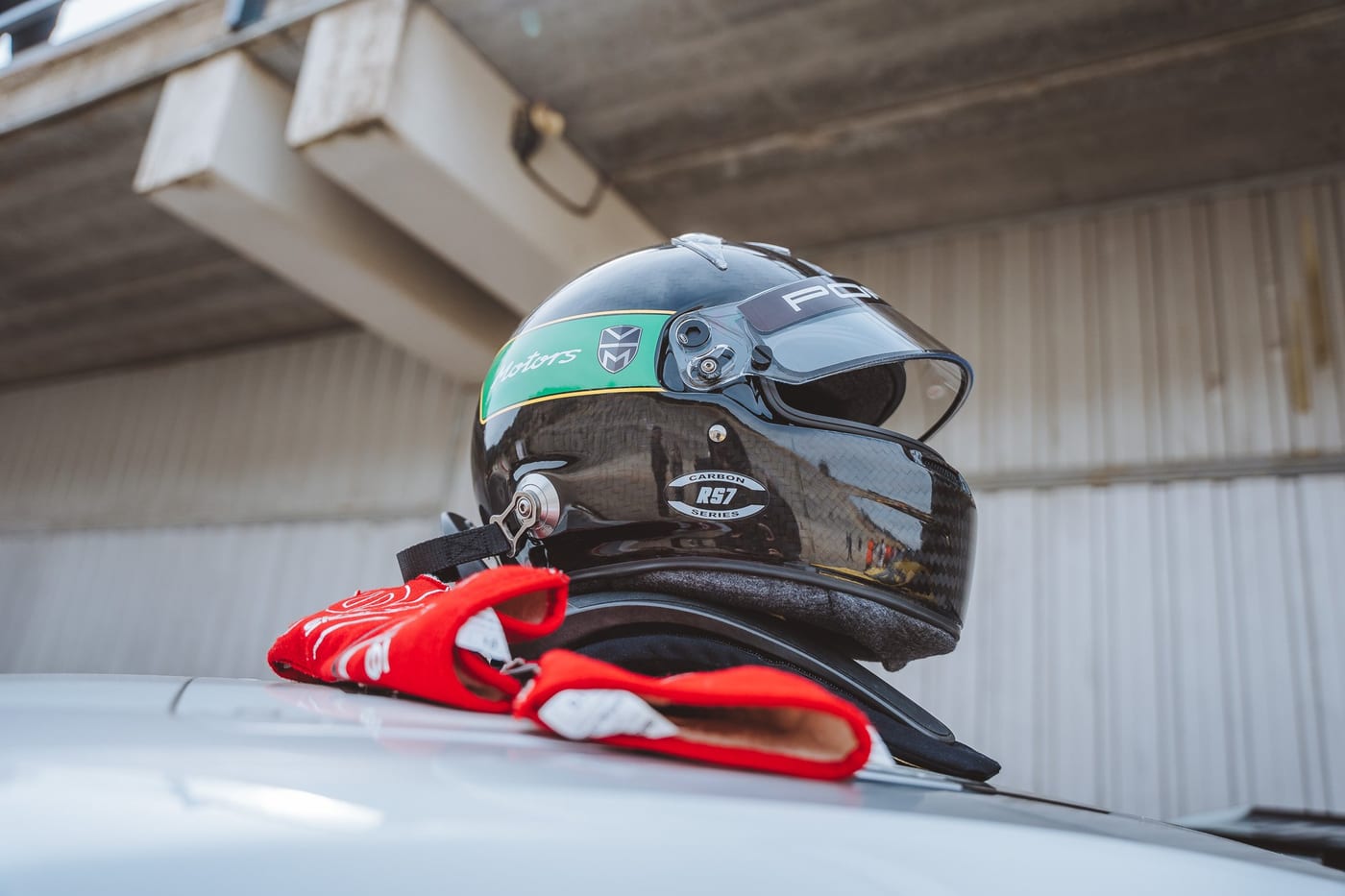El casco y los guantes del piloto sobre el techo del 991 Cup