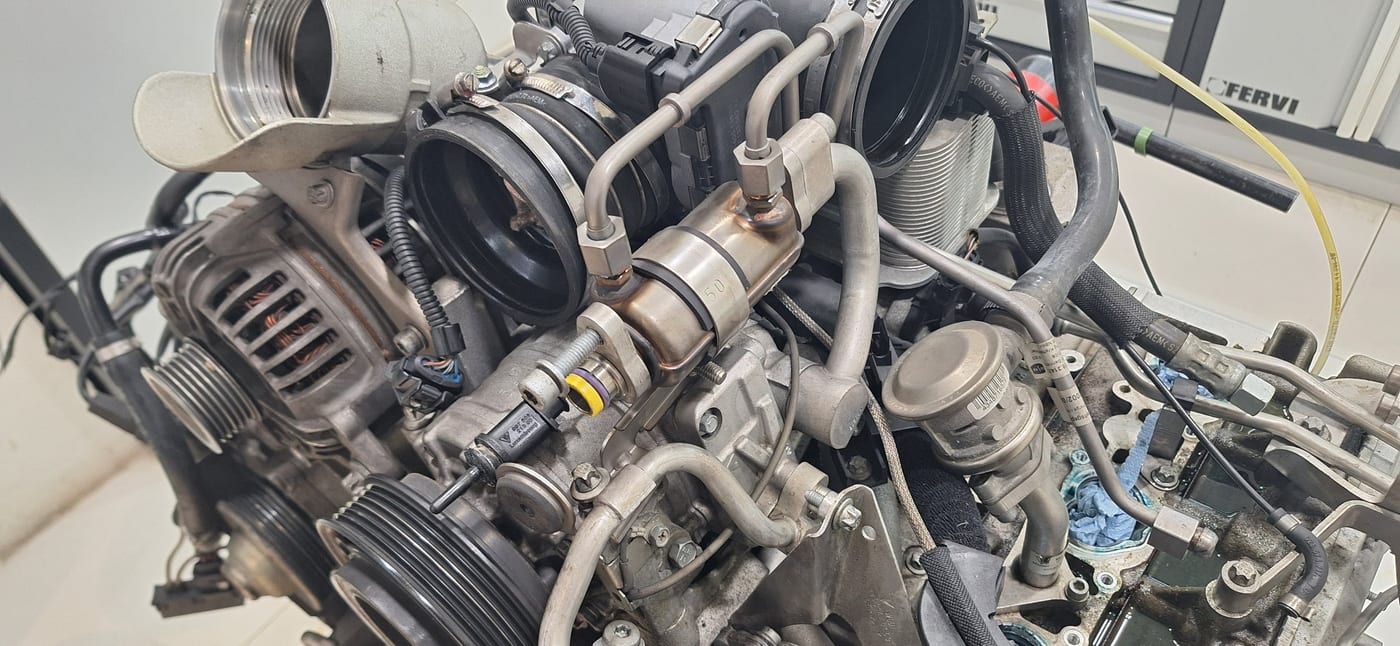 Lateral del motor del 997.1 Turbo amb l'alternador i la corretja