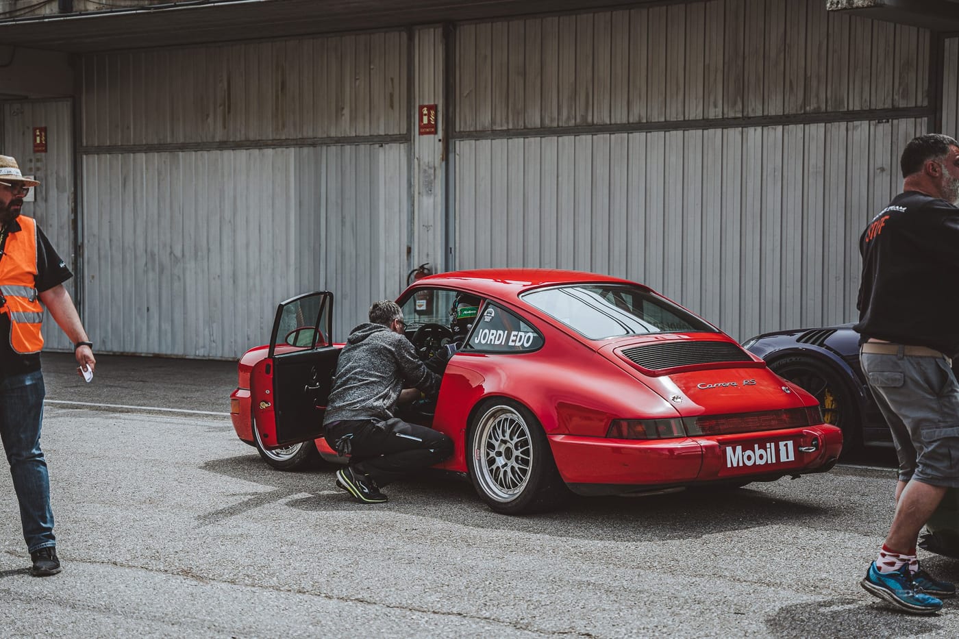 Trabajos sobre el 964 de Jordi Edo en el pit lane, con el comisario al lado