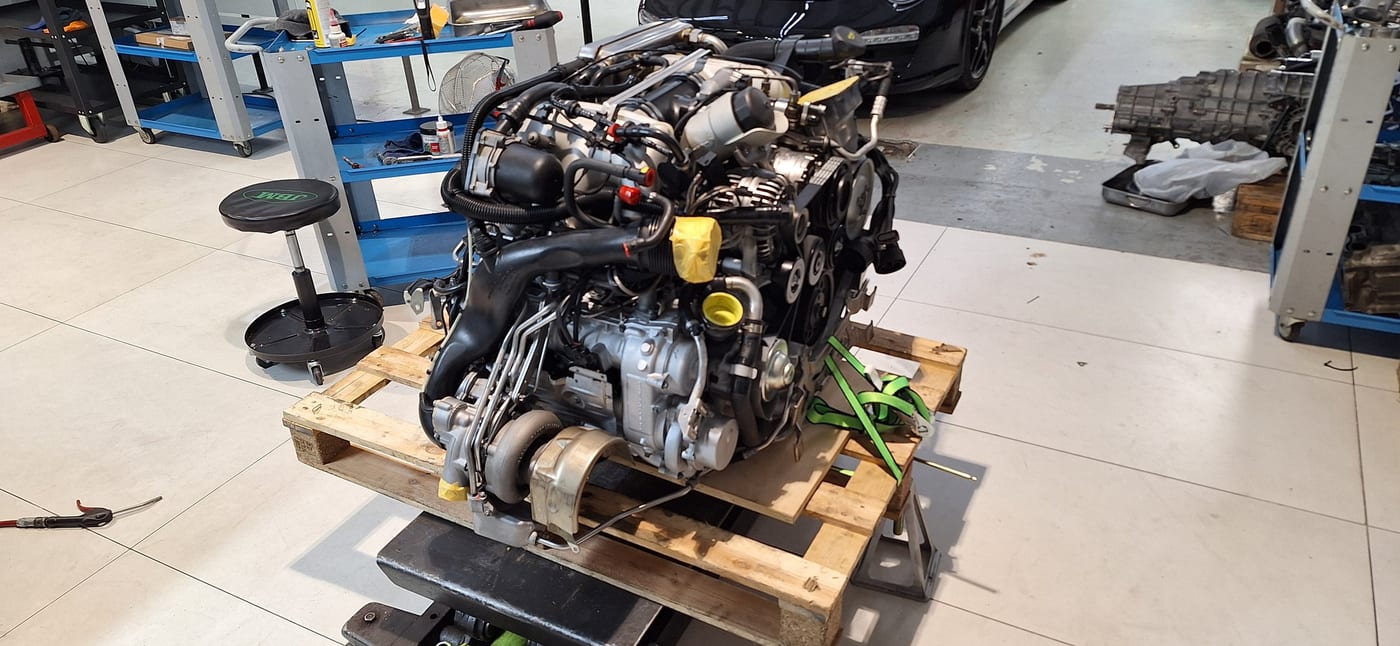 El motor del 997.1 Turbo acabat sobre el palet, a punt per tornar-lo