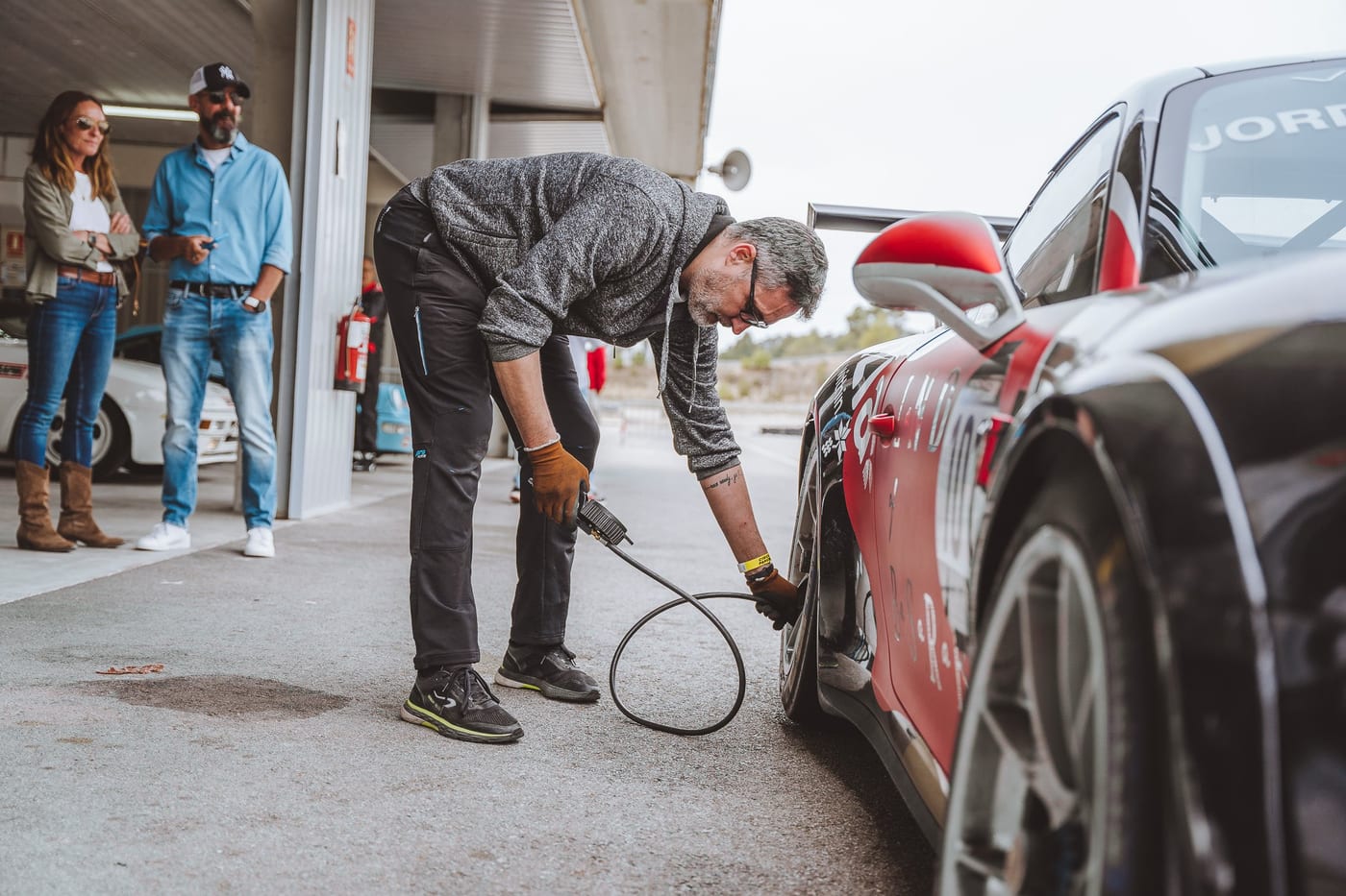 Ajuste de la presión de neumáticos del 991 Cup, con espectadores al fondo