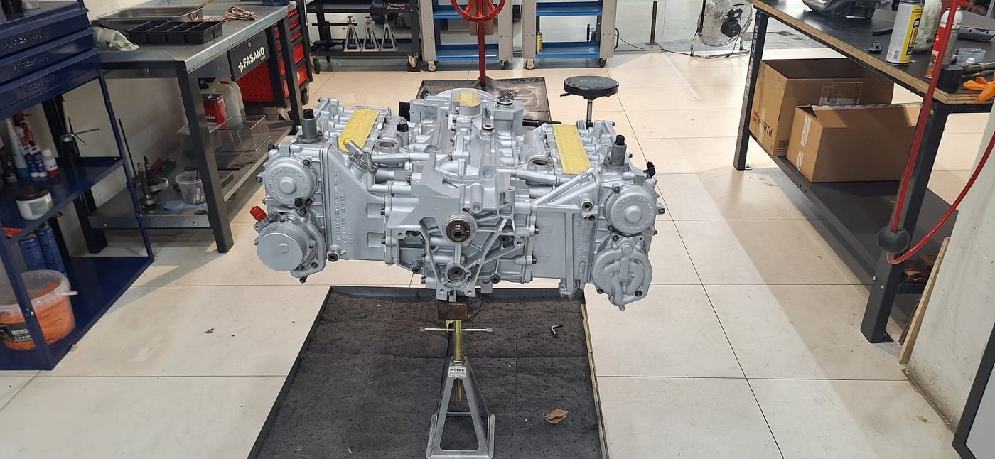 El motor del 997.1 Turbo en muntatge, sobre el suport enmig del taller