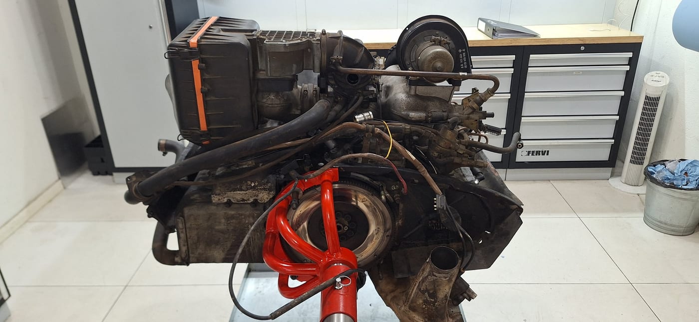El motor 3.2 serie G bajado al suelo del taller sobre el gato