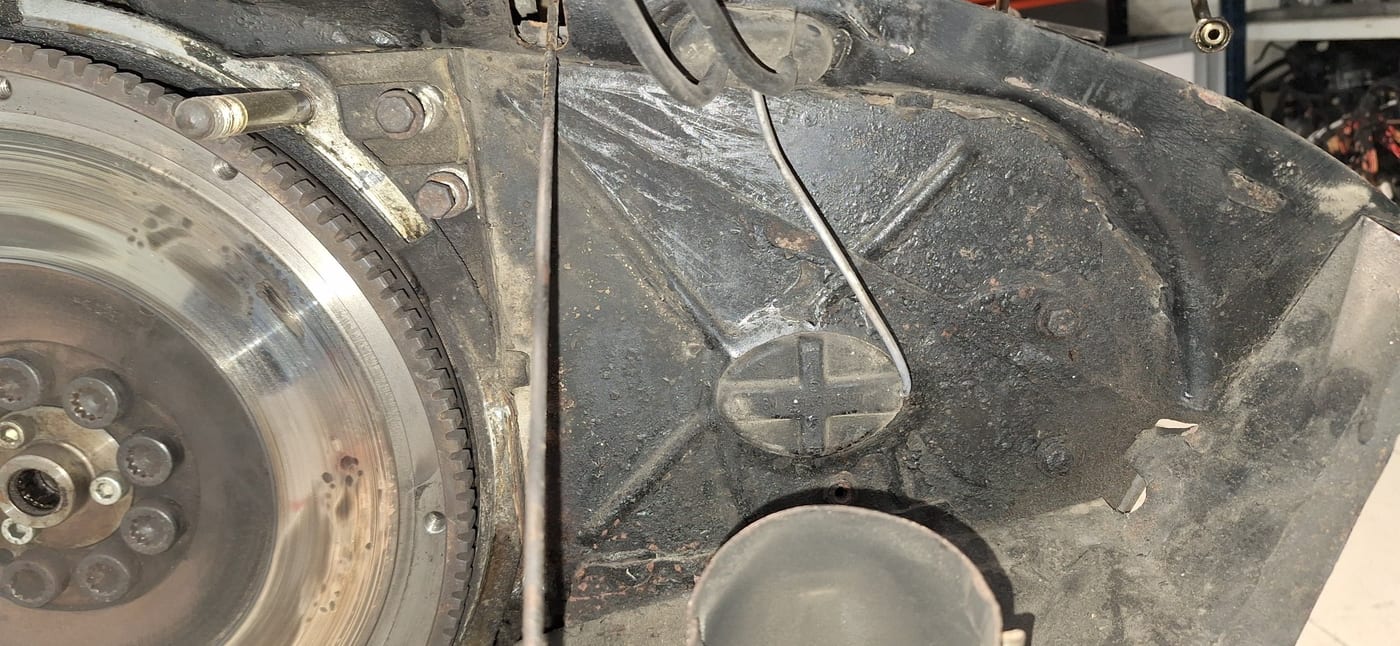El volante motor y la chapa de refrigeración del 3.2 serie G antes de limpiarlos