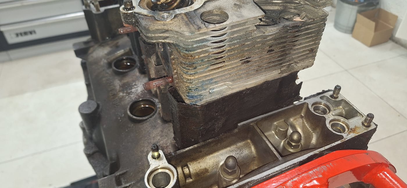 Un cilindro del 3.2 serie G todavía en su sitio sobre el cárter