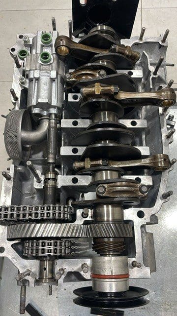 Carter de la 930 Turbo ouvert avec vilebrequin, bielles et chaîne