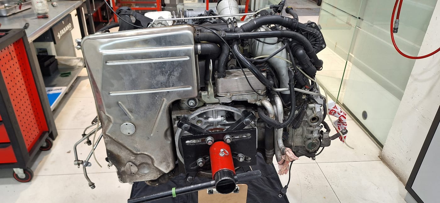 Motor del 997.1 Turbo acabat de descarregar, amb la caixa del filtre d'aire a sobre