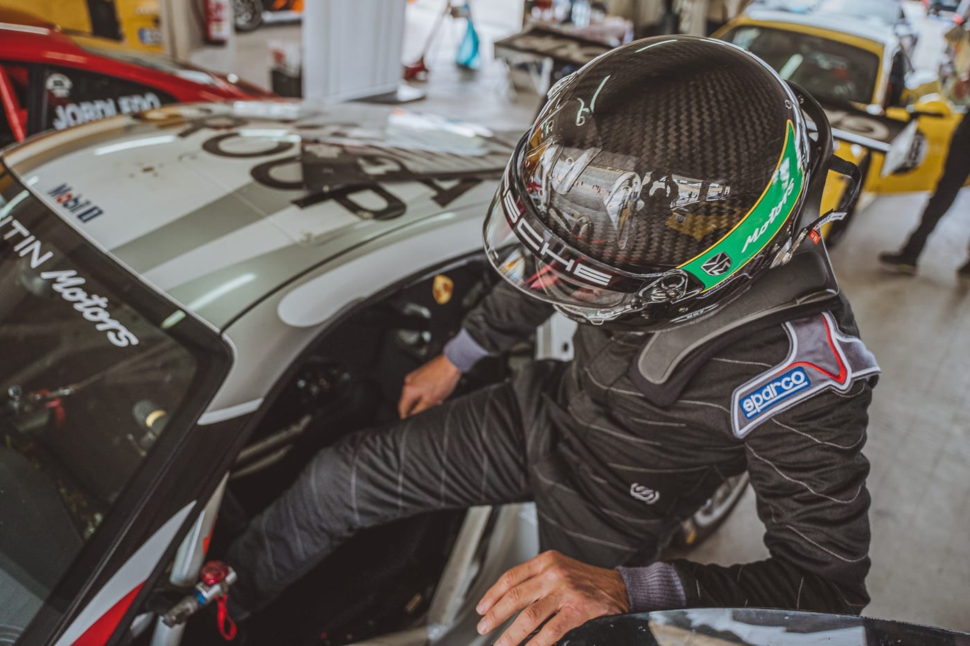 El piloto sube al 991 Cup de Valentín Motors con el casco puesto