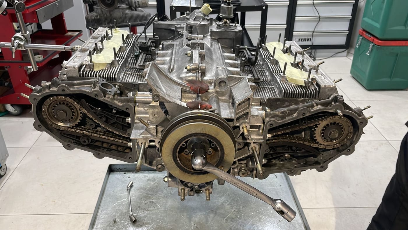 Motor bóxer en montaje con las cadenas de distribución al descubierto