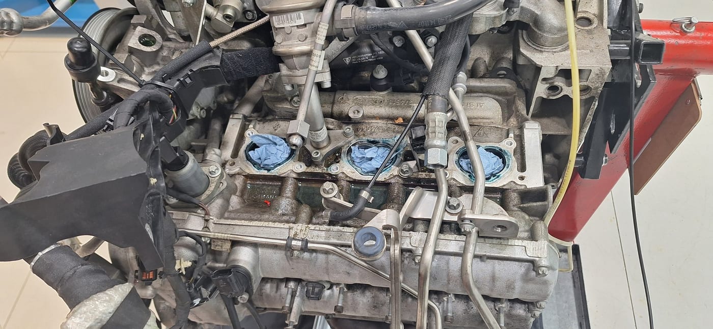 El motor del 997.1 Turbo amb l'admissió retirada i els injectors a la vista