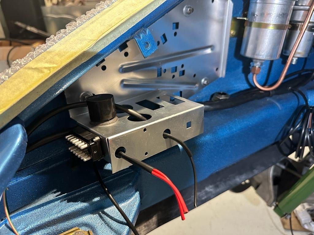 Détail du coffre de la 930 Turbo avec le support et le faisceau montés