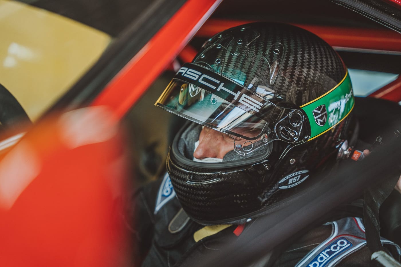 El piloto con el casco de Valentín Motors puesto, listo dentro del 964 de competición