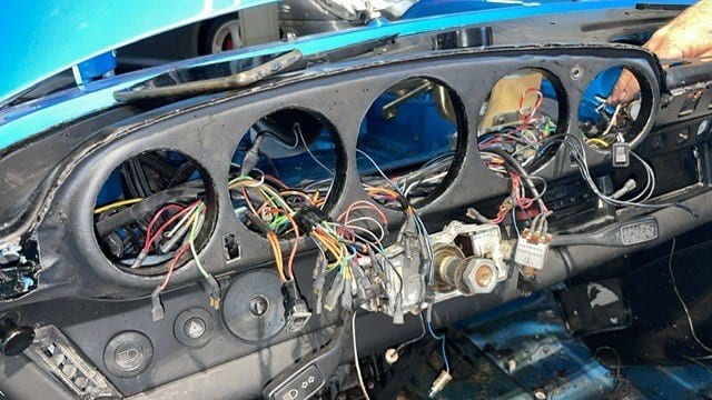 Planche de bord de la 930 Turbo déposée, faisceau et logements de compteurs à nu