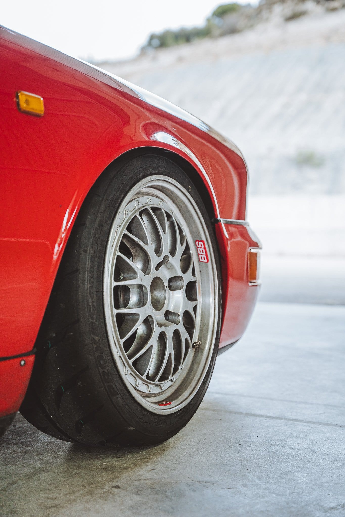 Paso de rueda delantero del 964 Carrera RS rojo con llanta BBS de competición