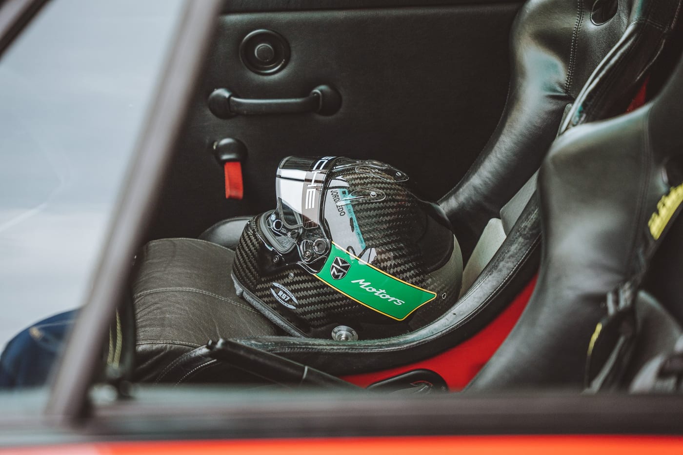 El casco del piloto sobre el baquet del 964 de competición