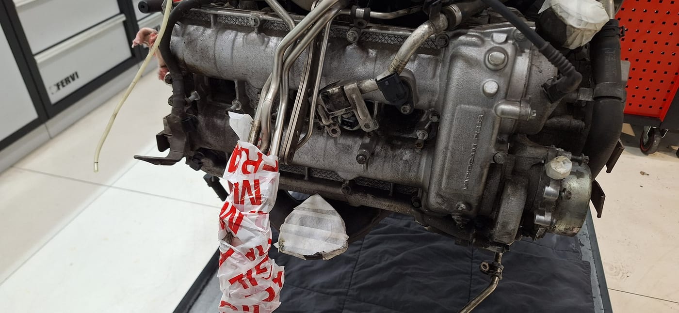 El motor del 997.1 Turbo pel costat dels col·lectors, abans de desmuntar-lo