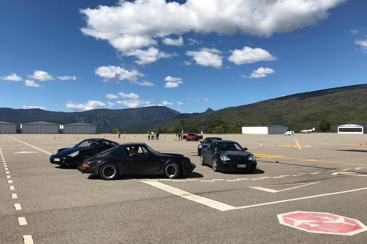 Tres Porsche negres esperant el seu torn a la zona de cons de l'aeròdrom, a The Grand Tour