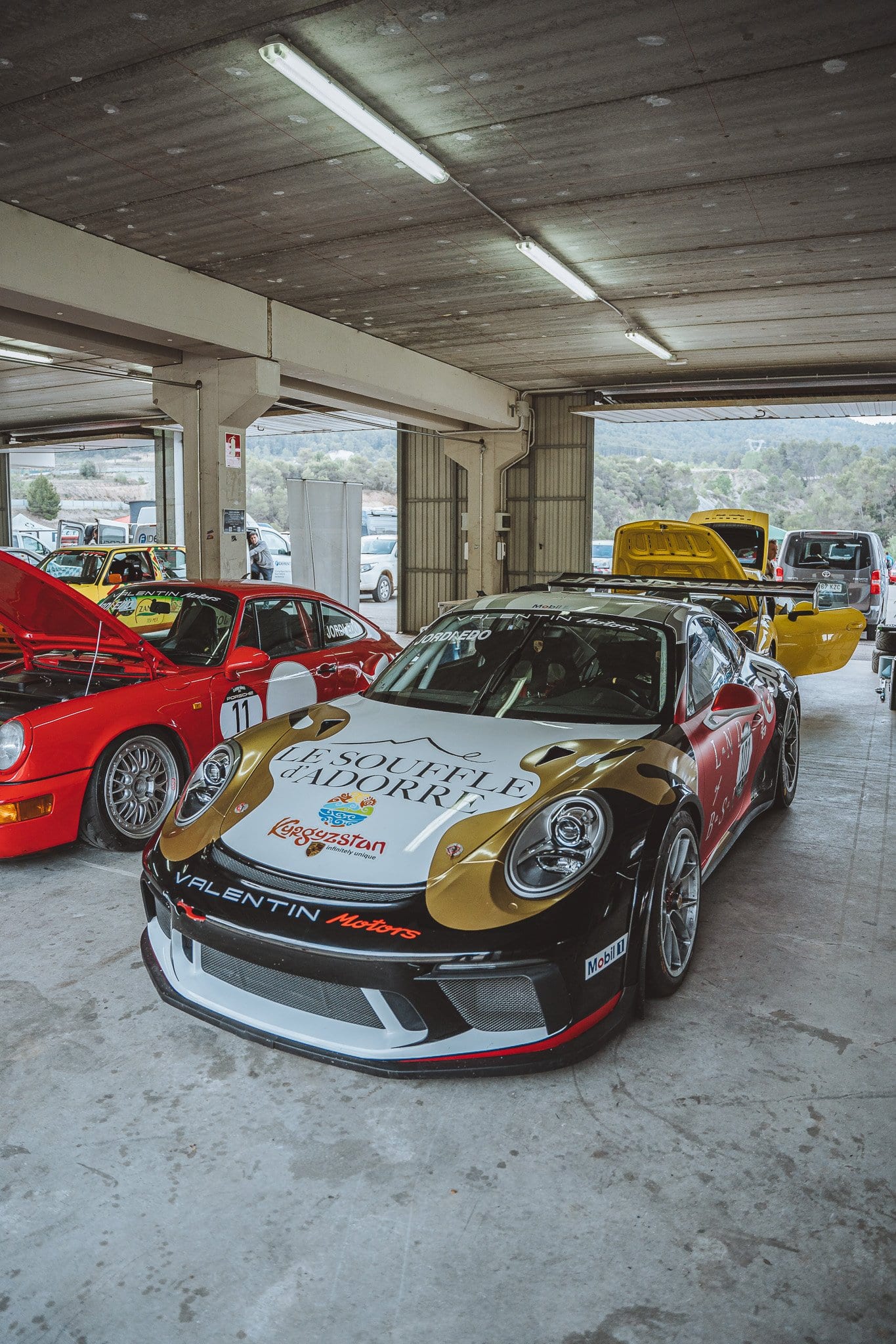 Interior del box con el 991 Cup de Valentín Motors en primer plano