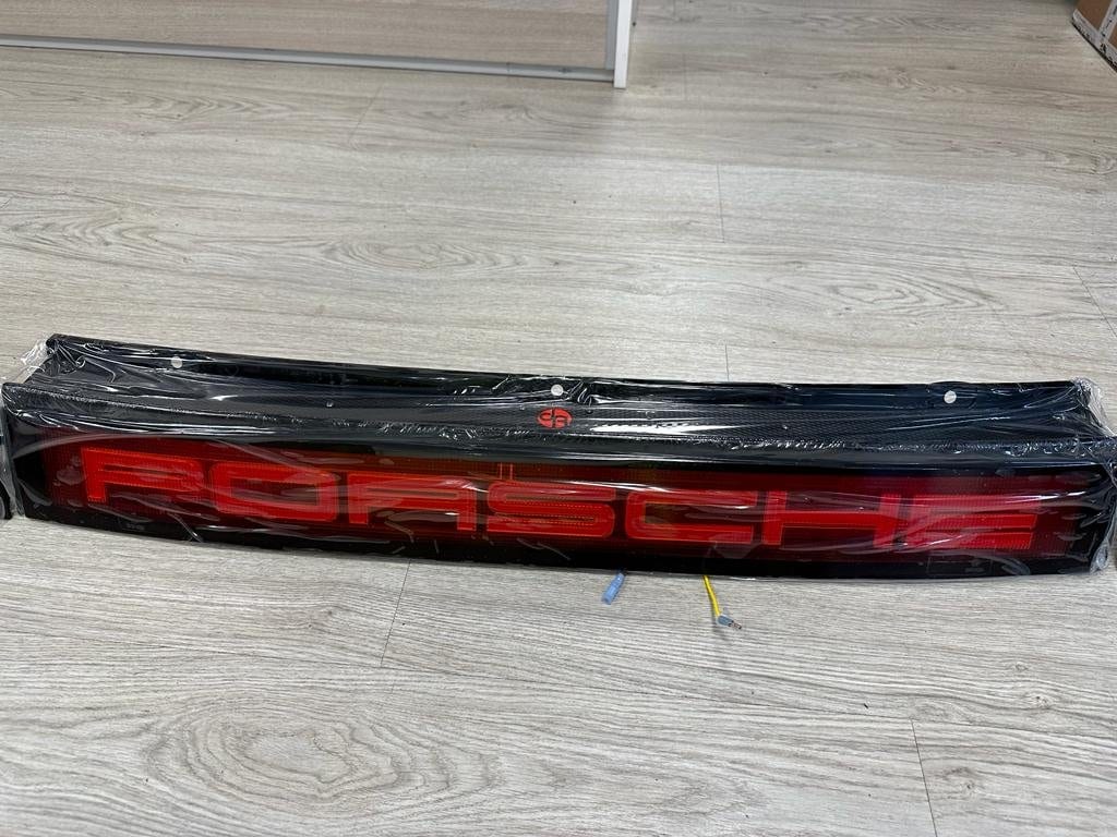 La banda luminosa PORSCHE del 964, embalada y lista para instalar