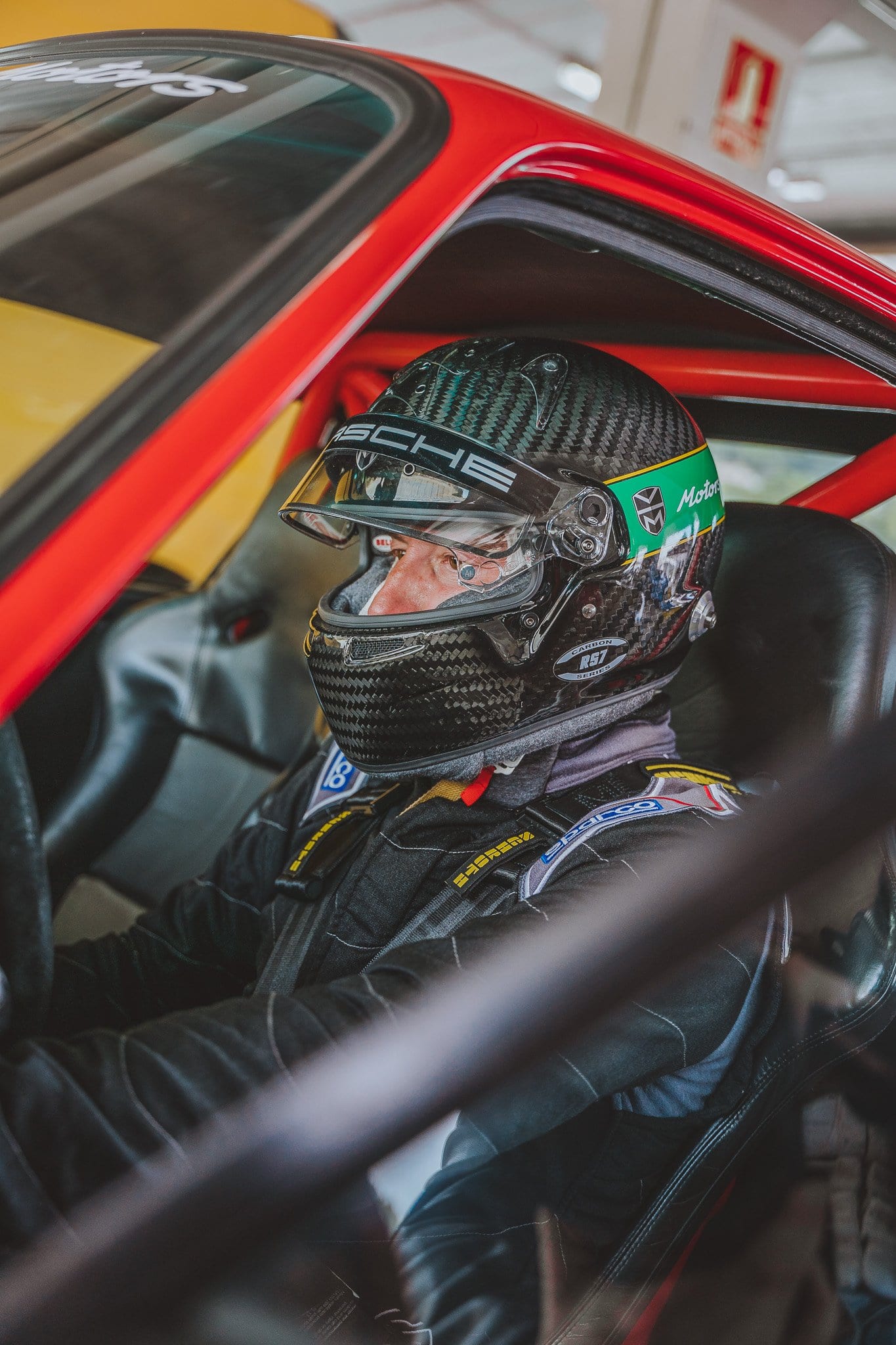 El piloto concentrado dentro del 964 antes de salir del box