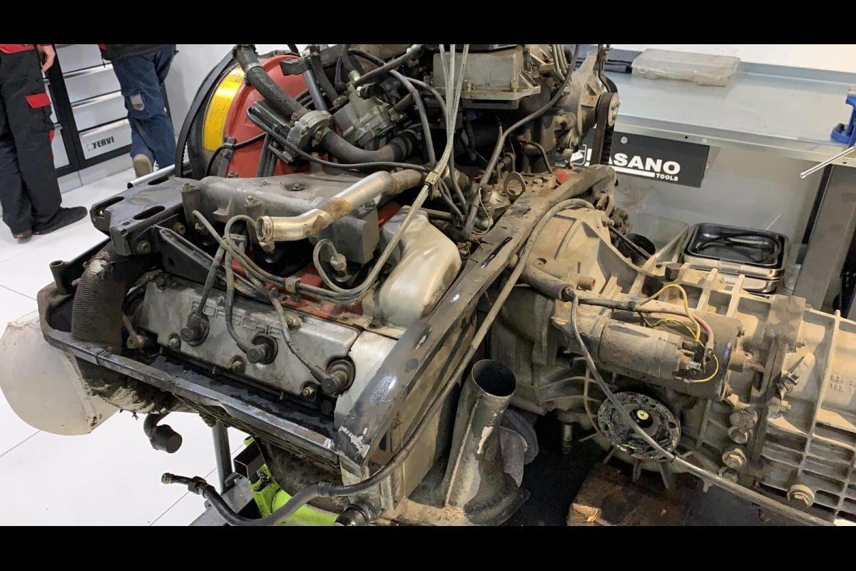 Flanc du moteur de la 930 Turbo avec la boîte accouplée et le turbo visible