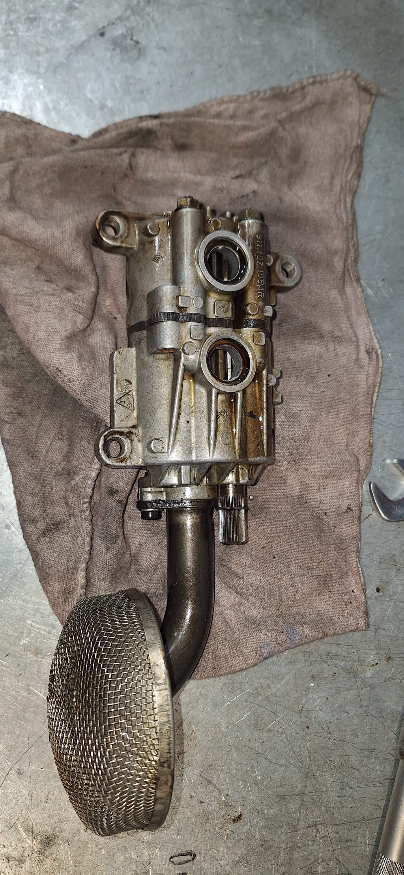 La bomba de aceite del 3.2 serie G desmontada, con su filtro de malla