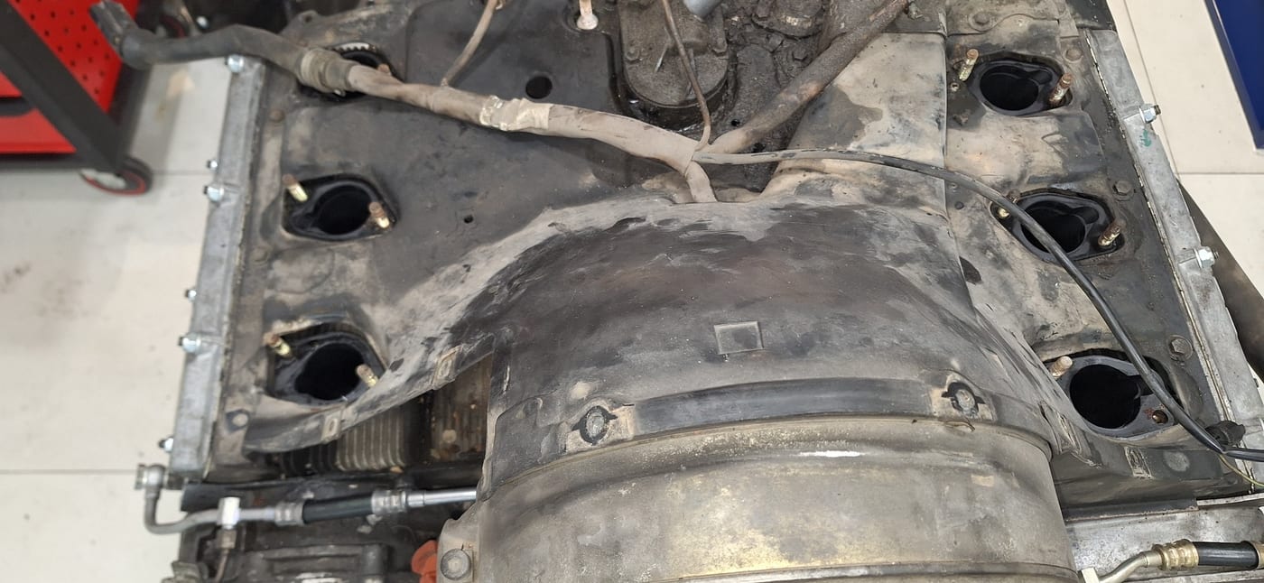 Las culatas del 3.2 serie G despiezadas sobre el motor, antes de retirarlas