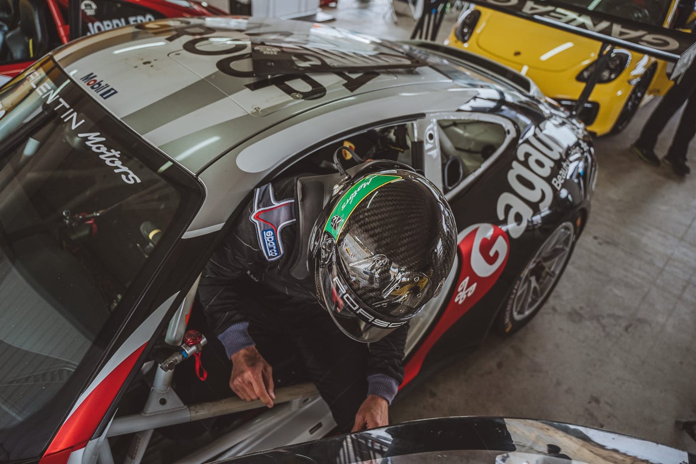 El piloto entrando en el 991 Cup rotulado, visto desde el lateral