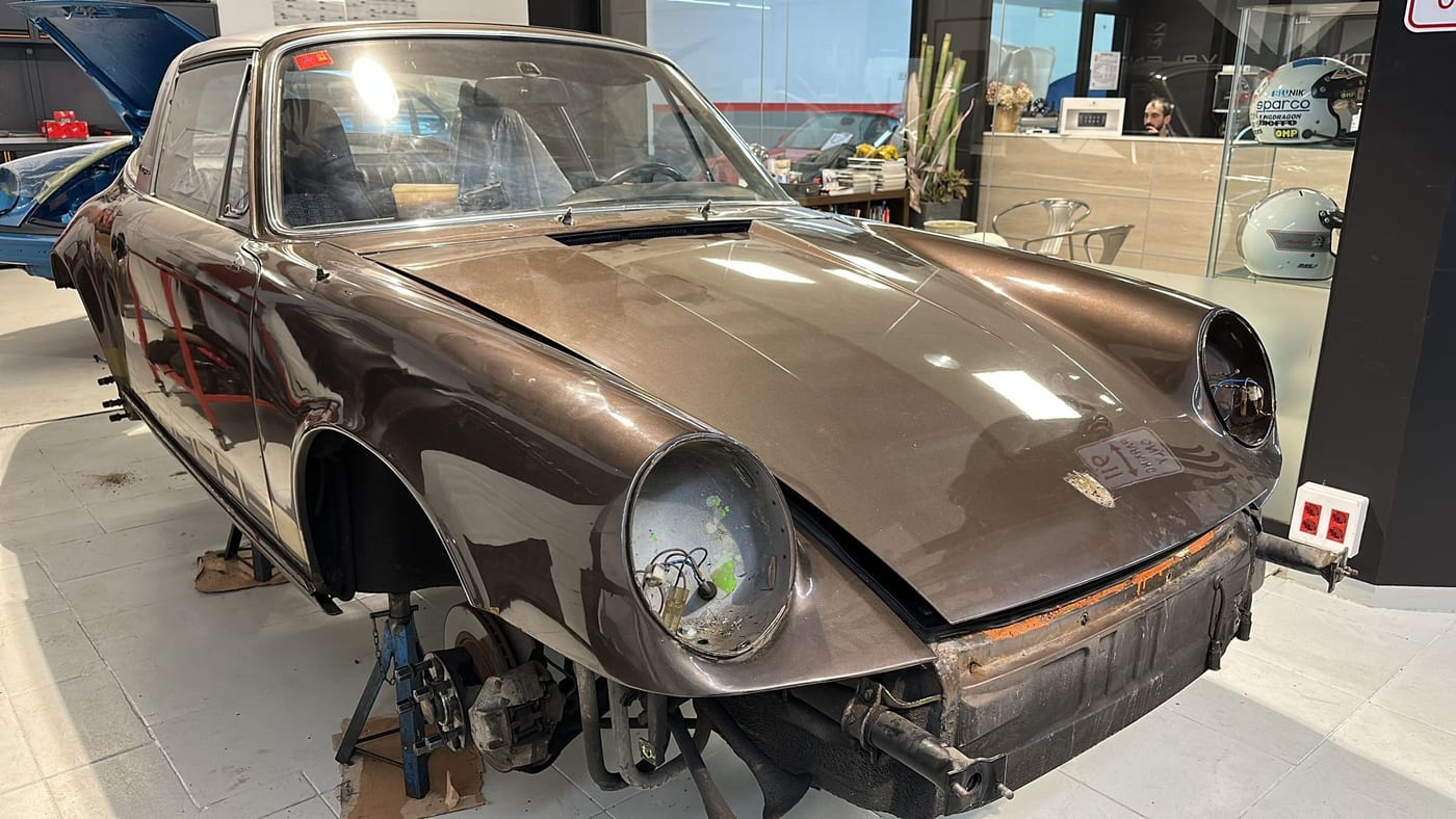 La Targa 2.7 S dans le showroom Valentín Motors, carrosserie en brun