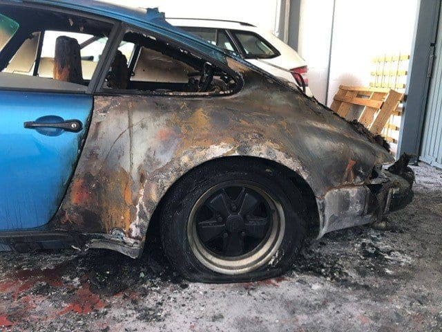 La 911 930 Turbo bleue après l'incendie, arrière et aile calcinés