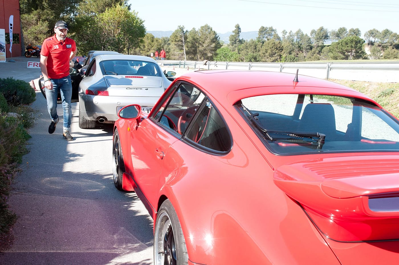 Un 911 vermell d'època i un 996 blanc al paddock del Summer Ride 2017