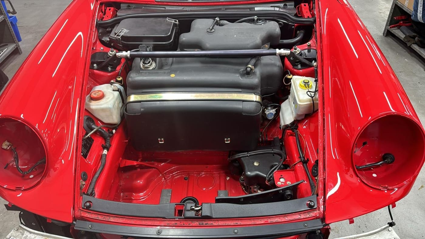 Maletero delantero del 964 rojo con el depósito y los aros de faro montados