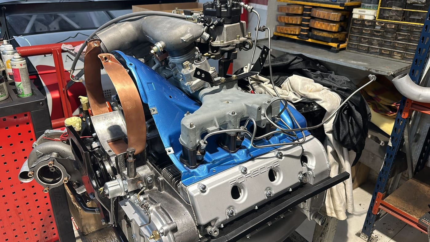 Le moteur de la 930 Turbo terminé, admission peinte en bleu assorti à la voiture