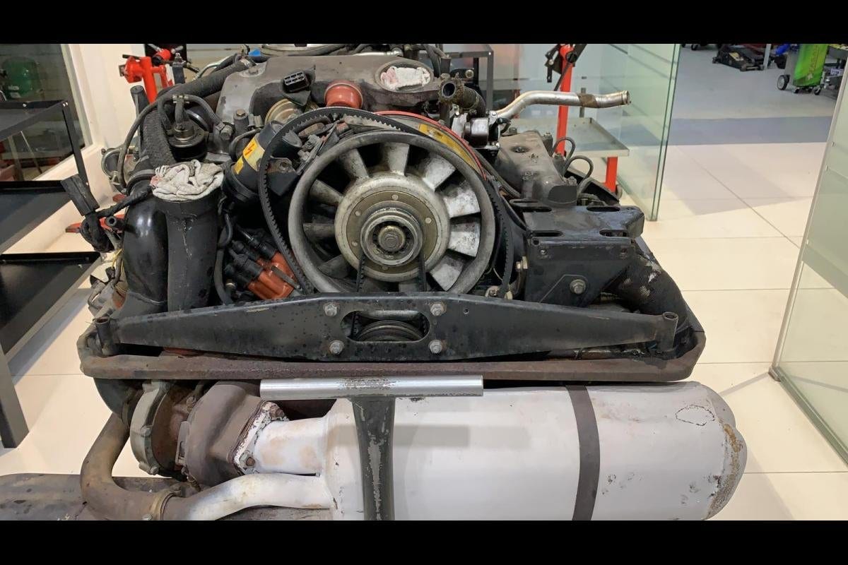 Le moteur de la 930 Turbo avec la turbine de refroidissement et l'échangeur