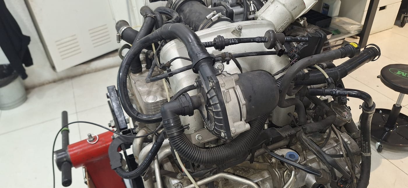 Part alta del motor del 997.1 Turbo amb el feix de cables encara connectat