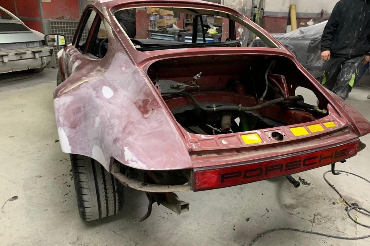 La caisse de la 930 Turbo en mastic, ailes en préparation