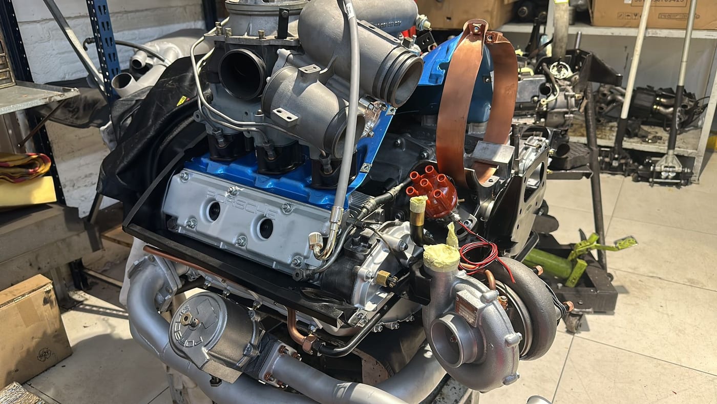 Le moteur de la 930 Turbo terminé, admission bleue et turbo montés