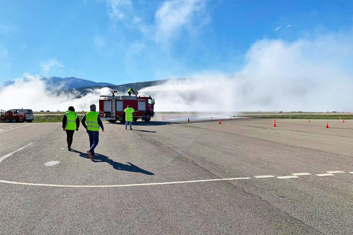 Un camió de bombers rega la pista per a l'exercici en mullat de The Grand Tour