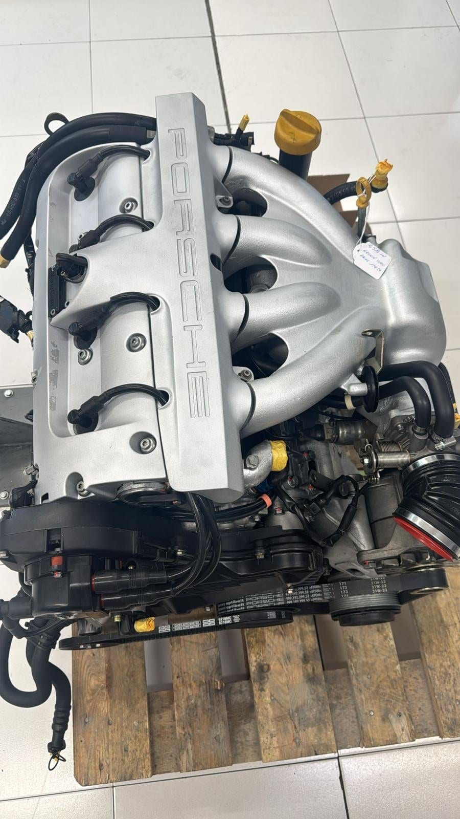 El motor del 968 reconstruido, con el colector Porsche montado, sobre el palé
