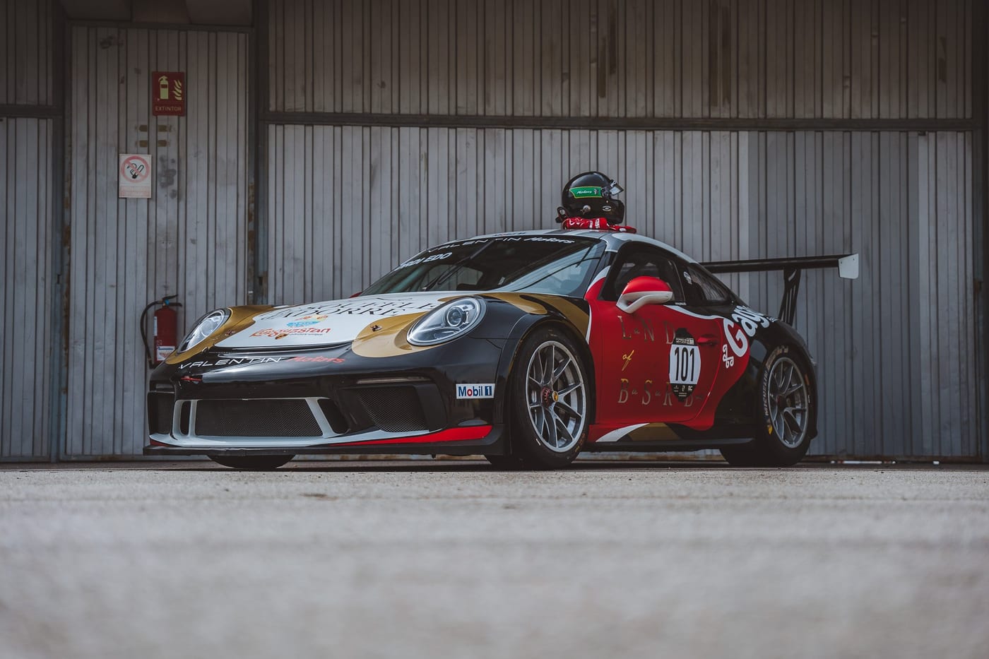 El 991 Cup número 101 de Valentín Motors, listo delante del box