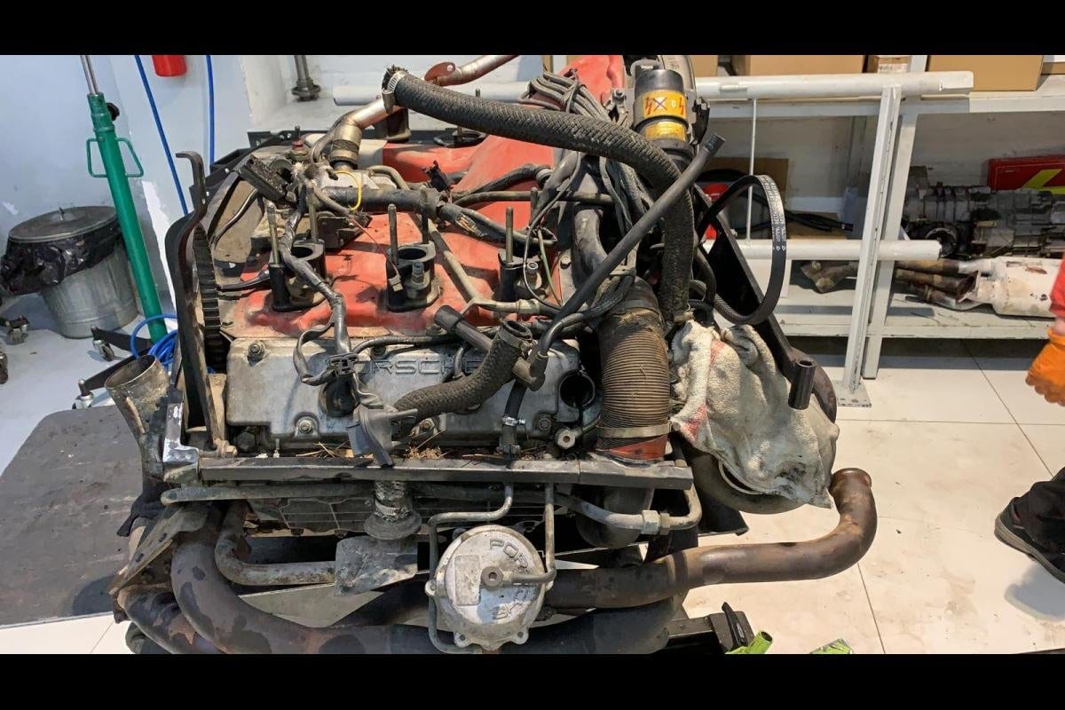 Face avant du moteur de la 930 Turbo avec les collecteurs et le faisceau