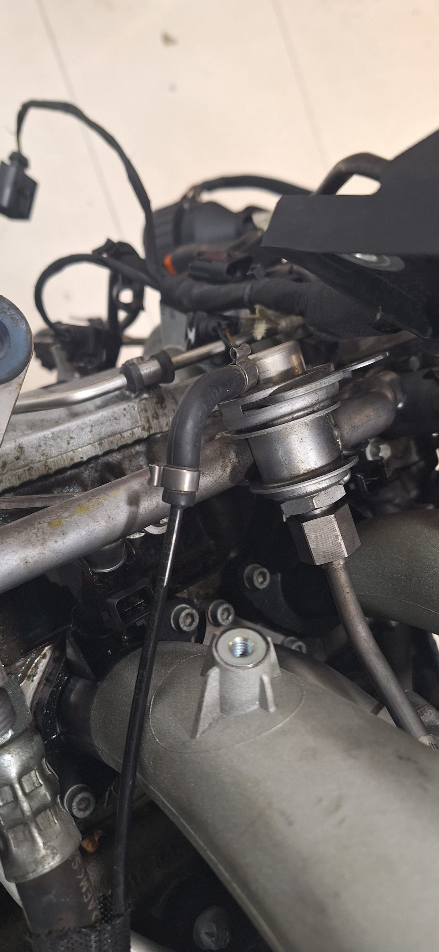 Detall d'una vàlvula i les seves canonades metàl·liques sobre el motor del 997.1 Turbo