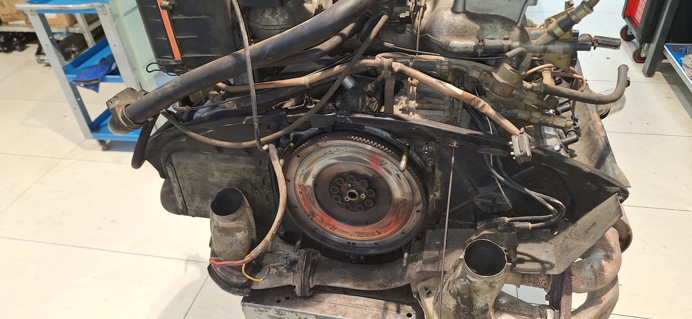 El volante motor y el embrague del 3.2 serie G, aún montados