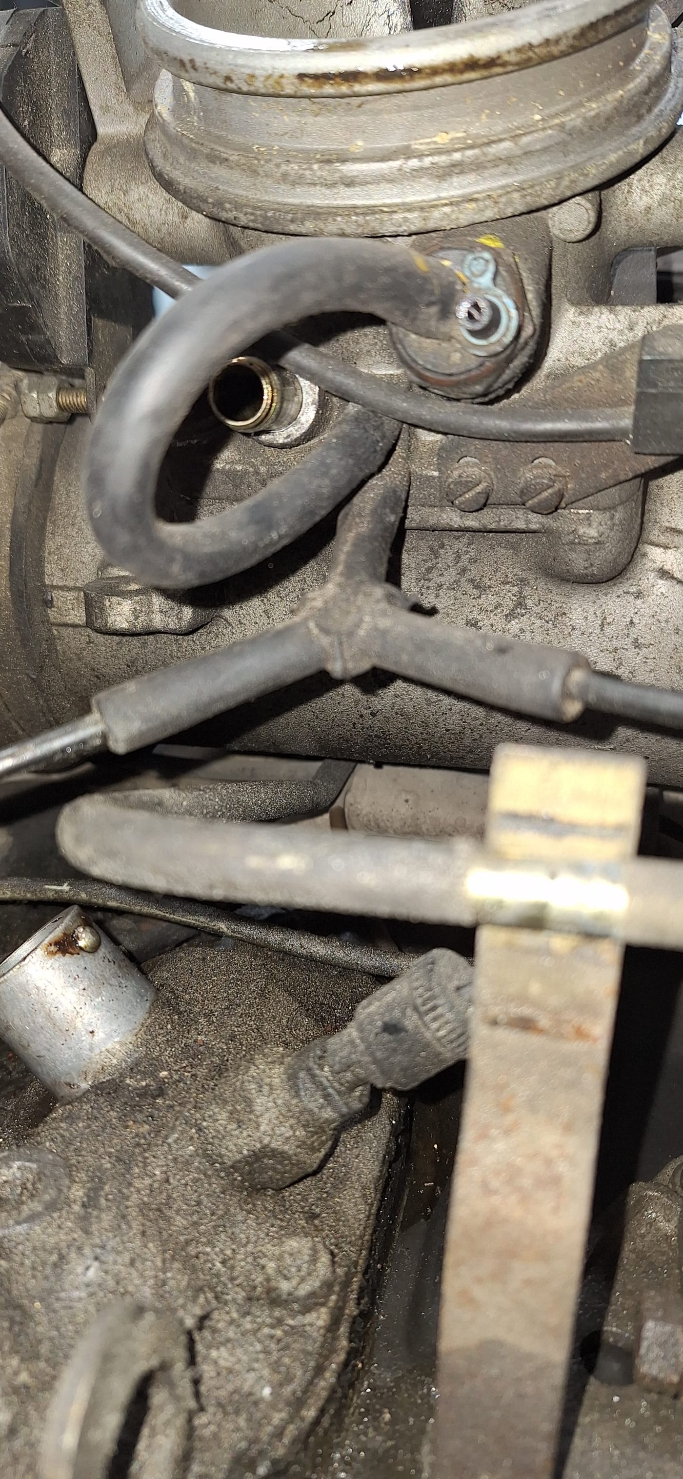 Detalle del soporte del motor y las tuberías del 3.2 serie G