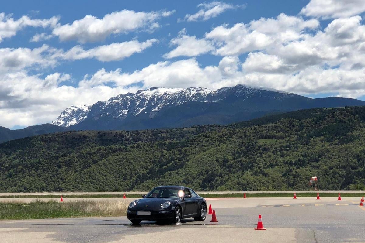 Un 997 Carrera negre al traçat de cons amb la serra nevada al darrere, a The Grand Tour
